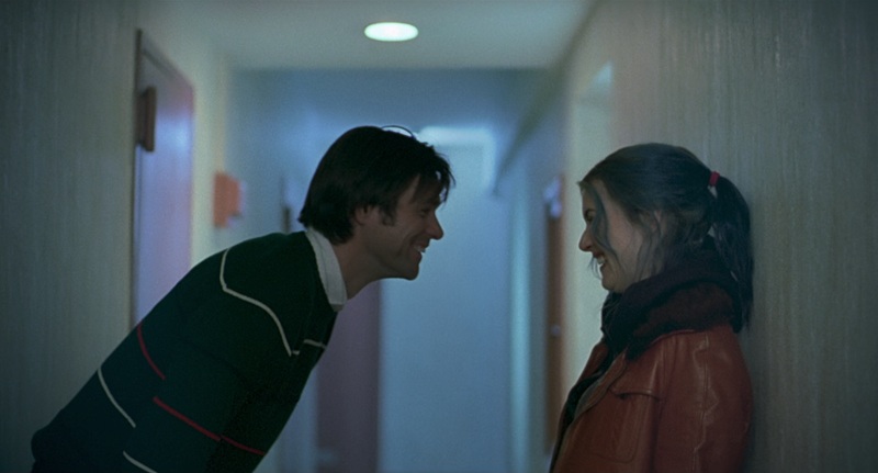 Joel and Clem laughing in a hallway in Eternal Sunshine of the Spotless Mind